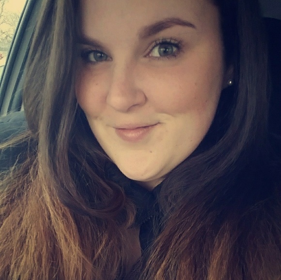 Meet your Posher, Amanda - Picture 2 of 2